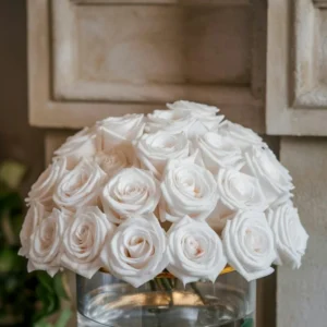 Arranjo na caixa de rosas e lisianthus